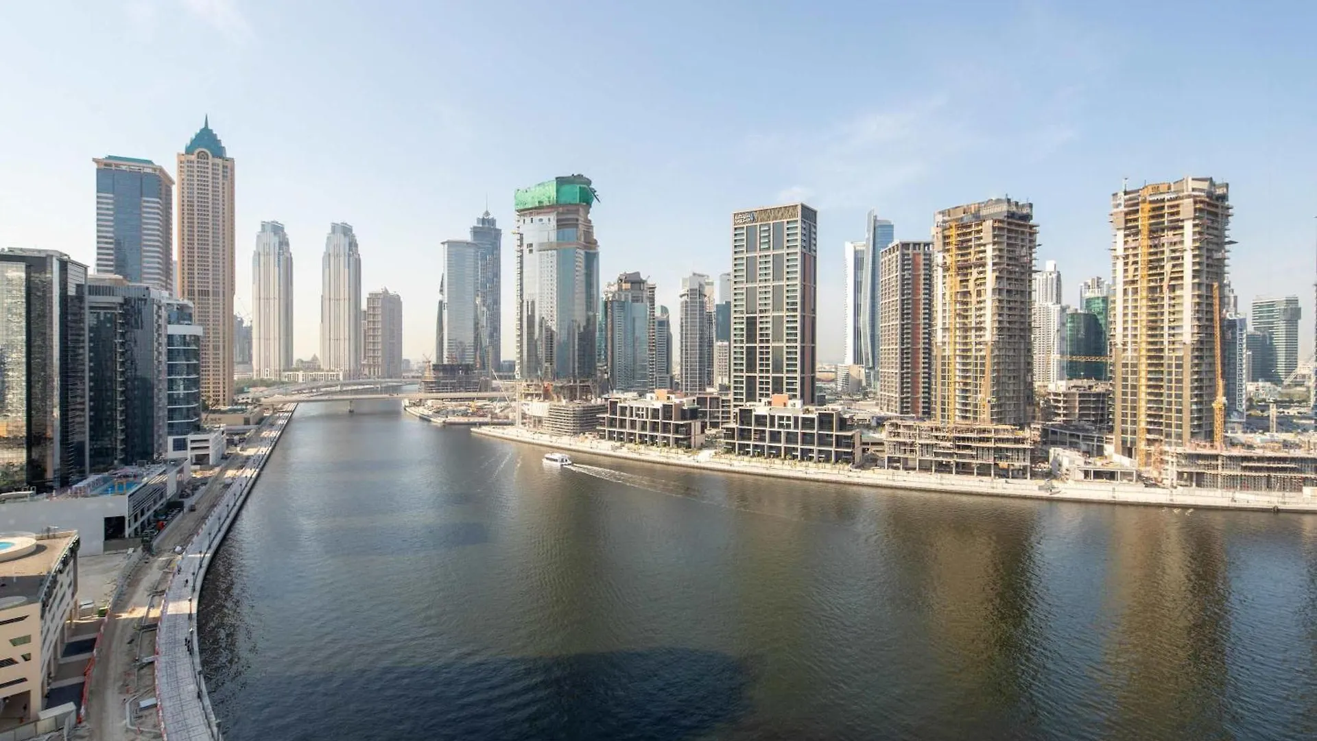 Frank Porter - Millennium Binghatti Residences Dubaj Apartament
