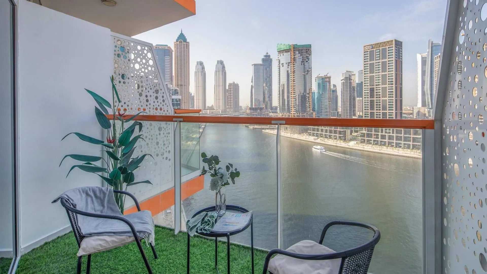 Frank Porter - Millennium Binghatti Residences Dubaj 0*,  Zjednoczone Emiraty Arabskie
