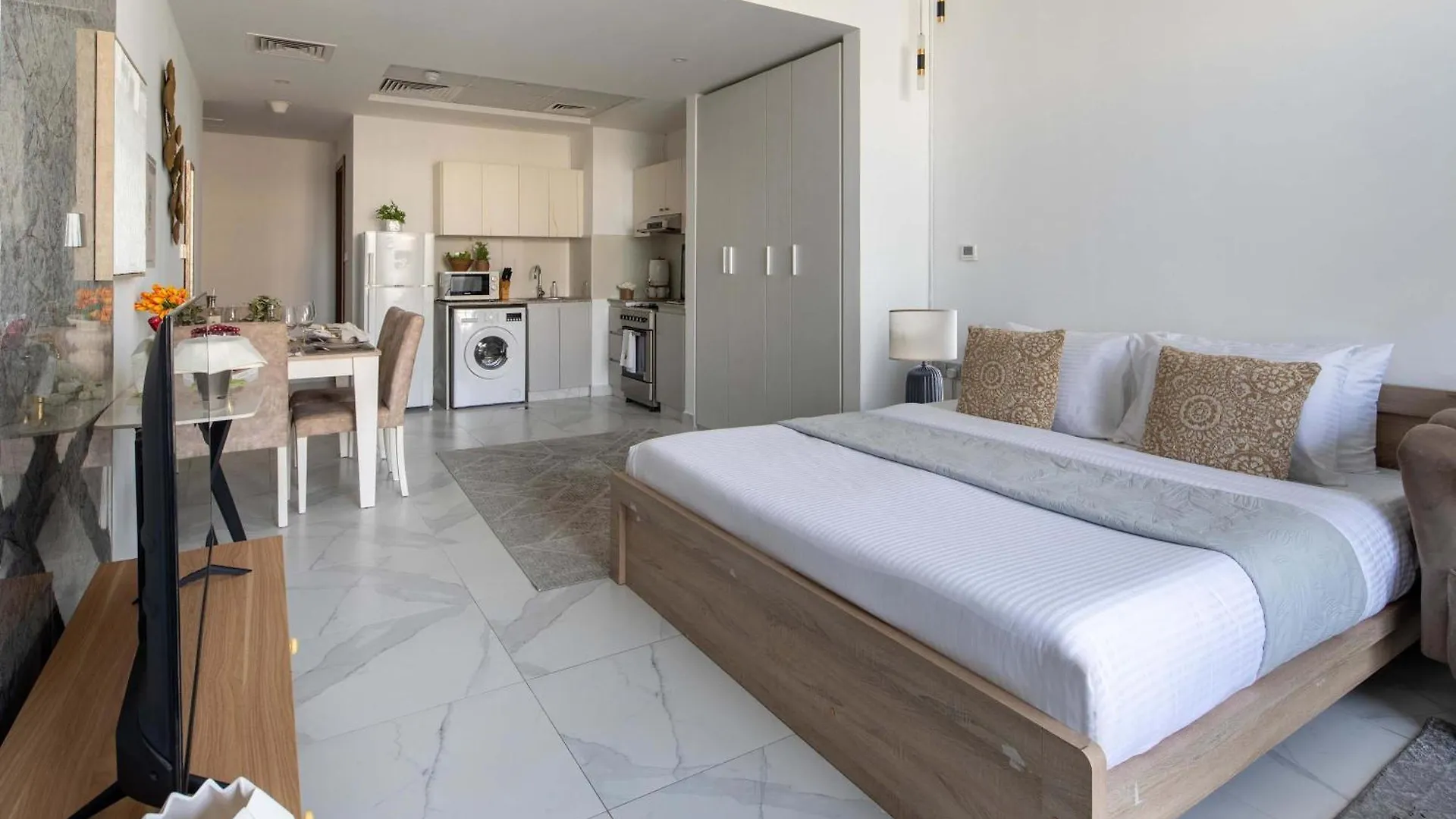 Frank Porter - Millennium Binghatti Residences Dubaj Apartament